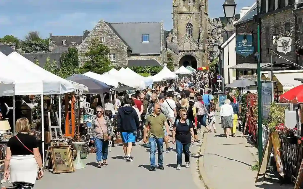 Brocantes et marchés vintage en Bretagne brocante en bretagne Locronan