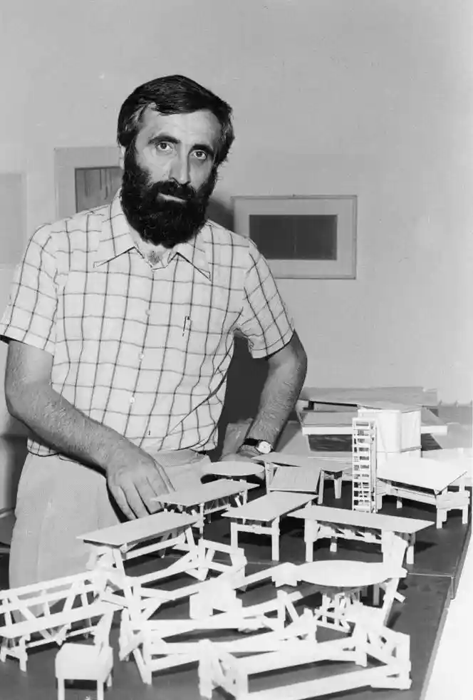 enzo mari enseignant